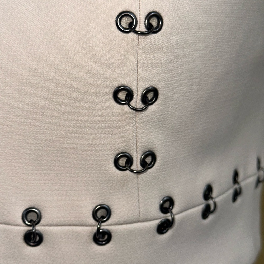 Topshop Cream Structured Crop
Top with Silver Eyelet Detailing Size 6 Like New! - Picture 6 of 9